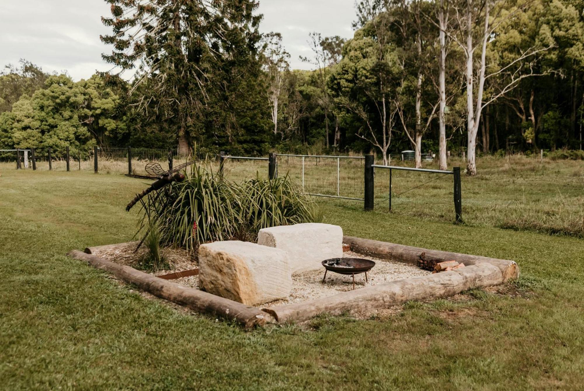 Contained In Nimbin Accommodation Екстериор снимка